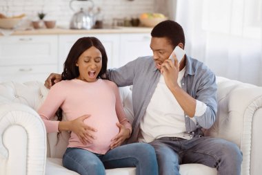 Siyahi bir kadının doğum öncesi kasılmaları, erkek arkadaşının akıllı telefondan doktora ulaşması bekleniyor. Bebek doğuran Afrikalı Amerikalı kadın, kocası tıbbi yardım istiyor.