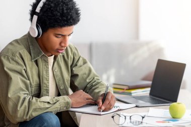 Uzaktan eğitim. Bilgisayarda Webinar 'ı izlerken bilgi yazan siyah öğrenci, boşluğu kopyala. Havalı Afro-Amerikan gençliği online sınıf için ev ödevi yapıyor