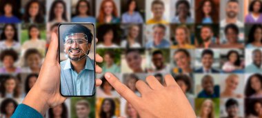 Bir insan ekranda birden fazla portre kolajında akıllı telefon kullanarak yüzünü tarıyor. Bu, günümüzde kişisel teknolojide yaygın olan ileri tanımlama yöntemlerini gösteriyor..