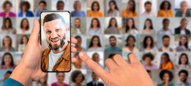Bir kullanıcı akıllı telefonla iletişim kurarak yüzünü tarıyor. Arkalarında, modern yüz tanıma teknolojisini gösteren çeşitli portreler yer alıyor..