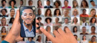 Bir el, arka planda teknolojik gelişmeleri vurgulayan çeşitli yüzler kolajıyla yüz tanıma taraması yapan bir akıllı telefonu tutuyor..
