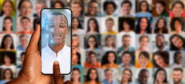 Bir kişi, farklı yüzler kolajıyla çevriliyken yüz tanıma programını gösteren bir akıllı telefon ekranı tutuyor..