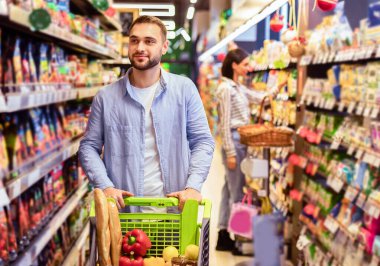 Her gün alışveriş. Toptan satış mağazasındaki koridorlar arasında tramvayla yürüyen genç sakallı adamın portresi. Sıradan bir adam dükkandan sağlıklı yiyecekler alıyor raflara bakıyor, geçmişi bulanık.