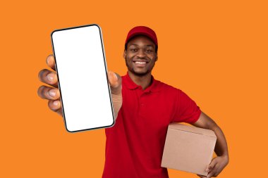 Gülümseyen Sakallı Afrikalı Amerikalı Teslimatçı Boş Kara Ekran Tutma Kutusuyla Akıllı Telefon Gösteriyor Posta Ekspres Nakliye Uygulaması Sarı Stüdyo Arkaplanı Üzerinde İzole Edildi