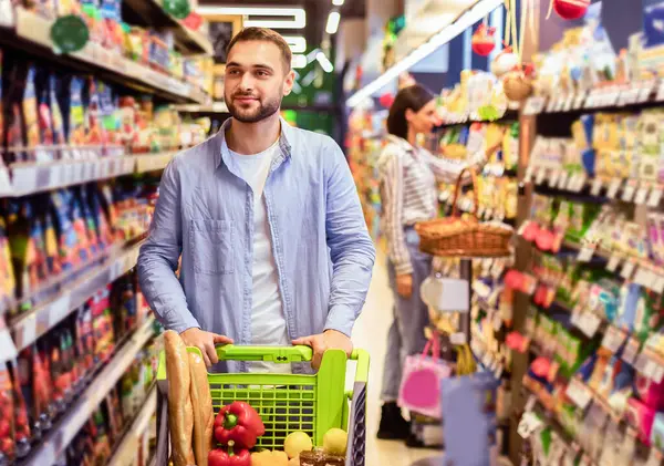 Her gün alışveriş. Toptan satış mağazasındaki koridorlar arasında tramvayla yürüyen genç sakallı adamın portresi. Sıradan bir adam dükkandan sağlıklı yiyecekler alıyor raflara bakıyor, geçmişi bulanık.