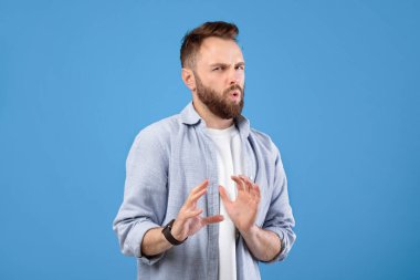 Mide bulandırıcı bir genç adam bir şeyi reddediyor, HAYIR işareti yapıyor ya da mavi stüdyoda duruyor. Duygusal milenyum erkeği dışlanmış hissediyor, reddedildiğini ya da yasaklandığını ifade ediyor.