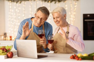 Sanal Noel Kutlaması. Laptop 'ta son sınıf öğrencileri Noel' i kutlarken ve evde şarap kadehlerini sallarken görüntülü konuşma yapıyor. Mesafe Noel ve Yeni Yıl Partisi