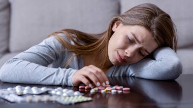 Depresyondaki bin yıllık kadın aşırı dozda uyku hapı alarak intihar ediyor. Bir sürü antidepresanı olan genç bayan kendini öldürmeyi planlıyor, ciddi zihinsel sorunları var.