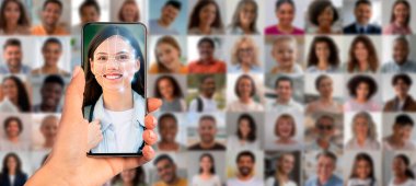 Bir el, bir insanın yüz tanıma taramasını gösteren bir akıllı telefonu tutuyor. Arka planda, çeşitli yüzlerden oluşan bir kolaj bugün tanımlama teknolojisinin uygulanmasını vurguluyor..