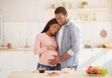 Şefkatli siyah adam mutfakta yemek yaparken hamile eşlerinin karnına dokunuyor. Yakışıklı erkek arkadaşı, müstakbel kız arkadaşına olan aşkını evde ifade ediyor. Ebeveynlik kavramı