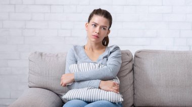 Ruhsal çöküntüden muzdarip çaresiz genç bir kadın psikolog ofisinde kanepede oturuyor ve yastığa sarılıyor. Depresyondaki kadın terapistiyle görüşüyor, akıl hastalığı tedavisi görüyor.