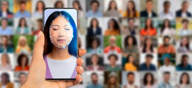 Bir el, bir kadının yüz tanıma taramasını gösteren bir akıllı telefonu tutuyor. Arka planda, çeşitli portrelerden oluşan bir kolaj tanımlama teknolojisinin evrimini vurgular..