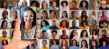 Arka planda farklı bireylerden oluşan bir kolaj görülebilirken bir el, yüz taraması yapan bir akıllı telefonu tutuyor. Bu, teşhis teknolojisindeki gelişmeyi gösteriyor..