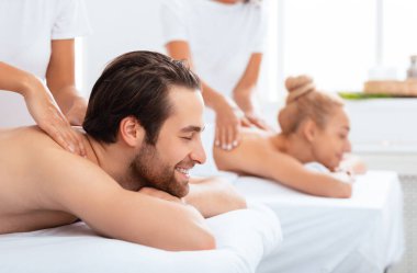 Spa salonundaki rahatlama prosedürü sırasında gözleri kapalı bir şekilde Spa 'da mutlu eşler masajdan zevk alıyor, rahatlamış kocaya odaklanıyor. Çift Masajı, Vücut Rahatlığı ve Güzellik Tedavisi Konsepti