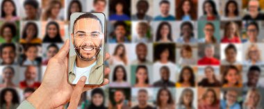 Bir insan kimlik tespiti için akıllı telefon kullanır. Arka planda, çeşitli bireyleri gösteren çeşitli portrelerin kolajı var..