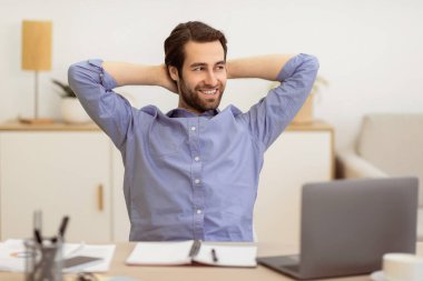 Tasasız İşadamı Ofiste Başının Arkasında Oturarak Rahatlıyor. Neşeli Girişimci Laptop 'ta Dinleniyor. Başarılı İş Kariyeri Konsepti