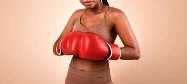 Nefsi müdafaa dersleri. Boks Eldiveni Giyen Genç Sporcu Kadın Portresi, özgüvenli Afrikalı Amerikalı Kadın Stüdyoda Bej Arkaplanda Duruyor, Saldırmaya Hazır, Kopyalama Sace