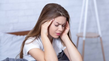 Depresyondaki genç bir kadın baş ağrısı ya da yatakta stres atmak için şakaklarına masaj yapıyor. Milenyum hanımı uykusuzluk çekiyor, akli dengesi bozuk, olumsuz düşüncelerle boğuşuyor.