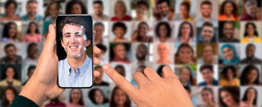 Bir insan eli, gülümseyen bir yüzün yüz tanıma taramasını gösteren bir akıllı telefonu tutar. Arka plan çeşitli yüzlerden oluşan bir kolaj, modern teknolojiyi tanımlamada sergiliyor..