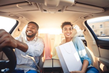 Alışverişten sonra eve git. Çift eve kağıt torbalarla dönüyor, müzik dinliyor ve gülümsüyor.