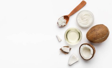 Taze hindistan cevizi ve coco yağı beyaz arka plan üst görünümü, kopya alanı. Bitkisel yağlar kavramı