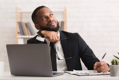 Hayalci Afrikalı girişimci şirketinin geleceğini düşünüyor, planlar yapıyor, uzayı kopyalıyor.