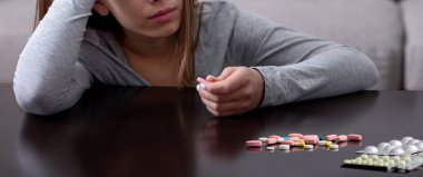 Depresyonda olan ümitsiz genç bir kadın evinde aşırı dozda ilaç alarak intihar etmeyi planlıyor. Umutsuz kadın sinir krizi geçiriyor, stresli hissediyor, varoluşsal bir kriz geçiriyor.