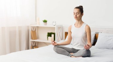 Sabah meditasyonu. Sabah Yoga Çalışan Kadın, Yatakta Oturan, Boş Alan