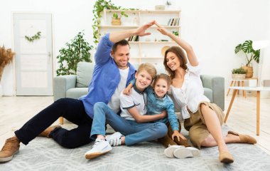 Aile Konutları. Aileler sembolik çatıları birleştiriyor. Çocuklarının üstünde oturuyorlar..