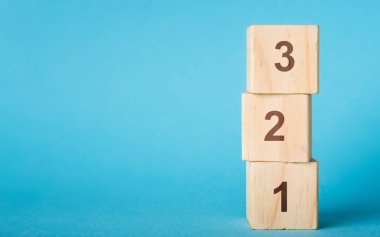 Tahta alfabe numarası 123 blok mavi arkaplan, kopyalama alanı