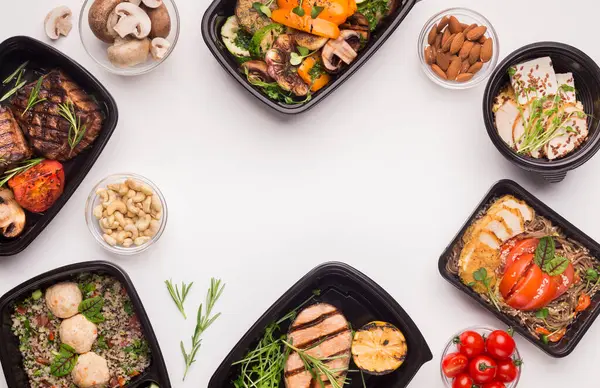 Reklam konsepti. Beyaz arka planda boş alan olan siyah kutularda sağlıklı gıda çerçevesi