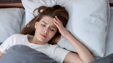 Akıl sağlığı bozuklukları. Mutsuz, beyaz bir kadının yatakta yatması depresyon, endişe ve uykusuzluk çekmesi. Stresli kadın kendini mutsuz, yalnız ya da apatik hissediyor.