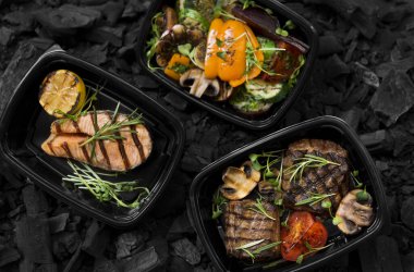 Kömür teslim için kutuları götürmek sağlıklı gıda pişmiş üst görünümü