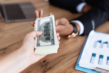 Anlaşmayı imzalayan, ortaktan rüşvet alan, tanınamaz hale gelmiş siyahi işadamı ekildi. Afrikalı Amerikalı müdür, katip, memurun birinden para alması, yakın plan.