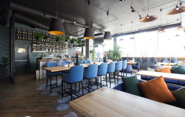 Avrupa tarzı yeni ve temiz lüks bir restoran, bar tezgahı, fotokopi alanı, insan yok, karantina, dünya salgını