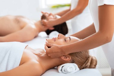 Rahatlamış bir çift yatakta birlikte masaj yaparken, masaj yaparken, masaj yaparken, masaj merkezlerinde yüzlerine ve boyunlarına masaj yaparken. Rahatlama, Güzellik ve Sağlık Konsepti. Seçici Odaklanma