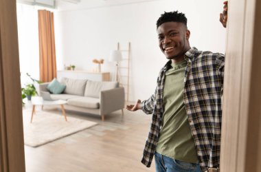 Evime hoş geldiniz. Neşeli siyah adam kapıyı açıyor ve içeri davet ediyor ve oturma odasını kameraya gülümserken gösteriyor. Gayrimenkul Sahipliği ve Misafirperverliği