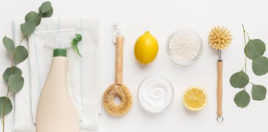 Çevre temizliği. Temizlik ürünleri düz zemin, kabartma tozu, limon sirkesi ve beyaz zemin üzerinde bambu fırçası, panorama