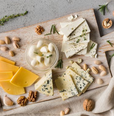 Çerez çeşitleri, fındıklı ve rosmerli ahşap tahta üzerinde gri beton arka plan, üst manzara.