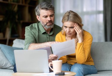 Stresli Orta Çağ Eşleri Evde Finansal Belgeleri Kontrol Etme, Olgun Karı-Koca Kredi Belgelerine Bakma, Finansal Kriz Yaşarken Aile Bütçesini Hesaplama, Kapatma,