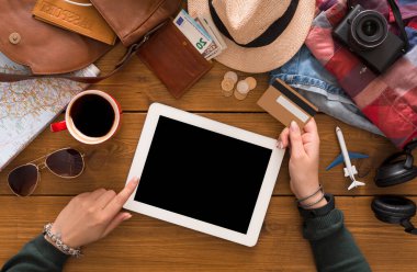 Tablet ve kredi kartı üstten görünüm tarafından online bilet rezervasyonu. Tatil, seyahat ve modern teknolojileri kavramı için hazırlanıyor. Boş ekran, aygıtla tutan mockup