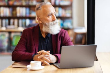 Kafede yemek molası verirken dizüstü bilgisayar kullanan dalgın, kır saçlı iş adamı pencereden bakıyor, mekanı kopyalıyor. İnternette çalışan yaşlı sakallı bir adam ya da internet sörfü yapan, kahve içen