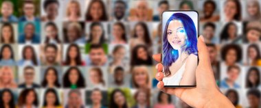 Bir el, çeşitli portreler kolajının önünde yüz taraması yapan bir akıllı telefonu tutuyor. Bu sahne, günümüzde kullanılan ileri kimlik teknolojisini gösteriyor..