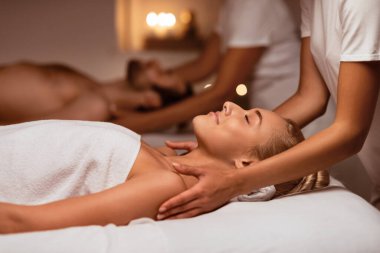 Çift Masajı. Kız arkadaş ve erkek arkadaş, Spa Merkezi 'nde masörlerin yatağında uzanan, gözleri kapalı, rahatlatıcı güzelliğin tadını çıkarıyorlar. Sağlık Prosedürü, Masaj Terapisi. Seçici Odaklanma, Düşük Işık