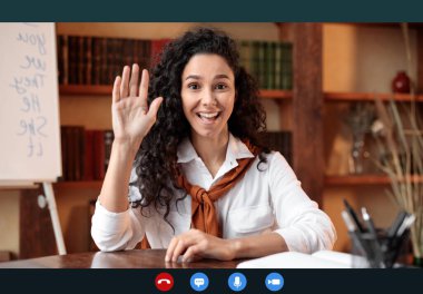 Web kamerasına el sallayan gülümseyen genç bayan öğretmenin kafa görüntüsü, uzak ders ya da çevrimiçi kurs sırasında öğrencileri karşılamak, bilgisayar video çağrısı yazılım uygulaması, dizüstü bilgisayar ekranı görünümü kullanarak