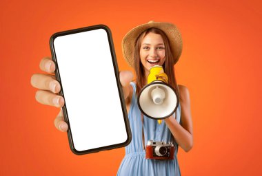 Kameraya megafonla bakan kadın turist, sarı stüdyo geçmişi, turistler için heyecanlı anlaşmalar.