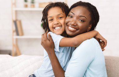 Afro-Amerikan kızını sevmek, annesine sarılmak, birlikte vakit geçirmek, evde dinlenmek.