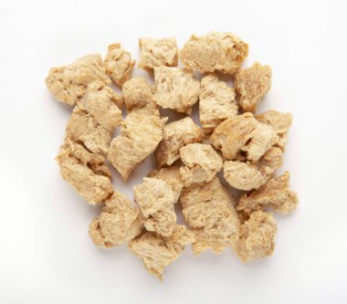 Alternatif et konsepti. Beyaz arka planda izole edilmiş soya eti yığını, üst görünüm