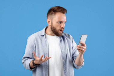 Hüsrana uğramış sakallı adam mavi stüdyo geçmişi yüzünden şok içinde akıllı telefona bakıyor. Milenyum adamı cep telefonuyla şok edici haberlerle strese girdi, gözlerine inanamadı.