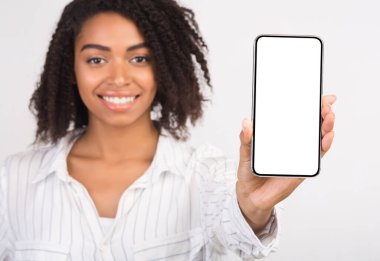 Mobil Uygulama Reklamcılığı. Boş cep telefonu ekranı gösteren Afrikalı kadın, model, seçici odak